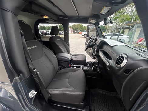 Used 2017 Jeep Wrangler Sahara w/ Connectivity Group AWD/4WD image 23