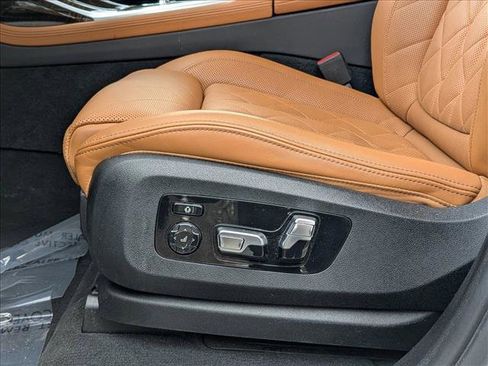 Used 2023 BMW X7 xDrive40i w/ Premium Package image 11