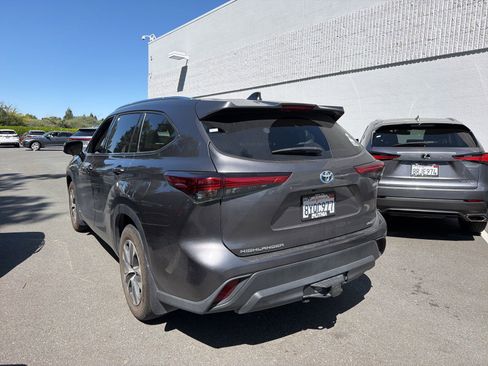 Used 2021 Toyota Highlander XLE AWD/4WD image 4