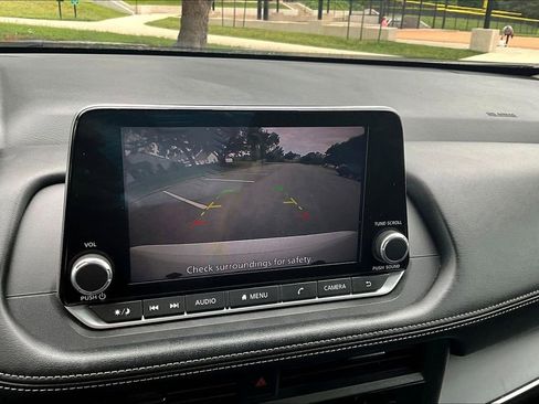 Used 2024 Nissan Rogue S FWD image 15