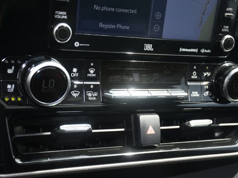 Certified 2021 Toyota Highlander Limited AWD/4WD image 16