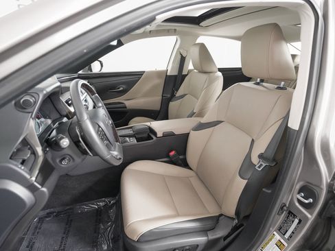 Certified 2020 Lexus ES 300h w/ Premium Package image 9