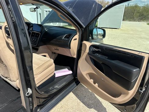 Used 2016 Dodge Grand Caravan SXT FWD image 13