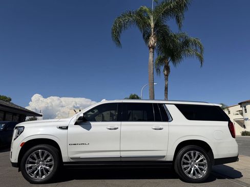 Used 2023 GMC Yukon XL Denali w/ Advanced Technology Package AWD/4WD image 2
