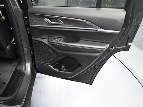 Used 2025 Jeep Grand Cherokee Limited w/ Black Appearance Package AWD/4WD image 15