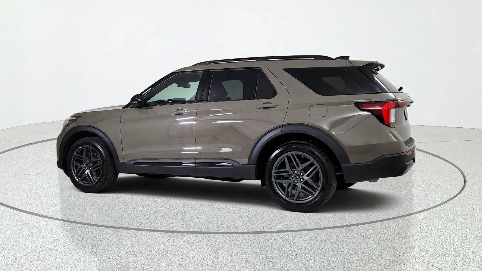 Used 2026 Ford Explorer ST-Line w/ ST-Line Street Pack AWD/4WD image 4