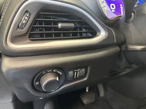 Used 2027 Chrysler Pacifica Select AWD/4WD image 26
