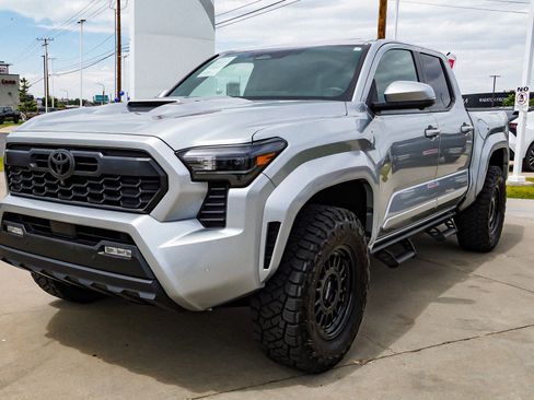 Certified 2024 Toyota Tacoma TRD Sport w/ TRD Sport Premium Package AWD/4WD image 4