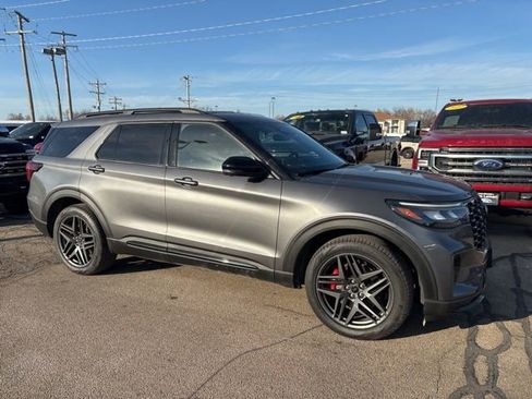Used 2025 Ford Explorer ST image 2