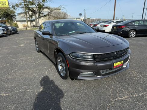 Used 2016 Dodge Charger SXT RWD image 3