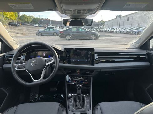 Used 2025 Volkswagen Jetta SE image 32