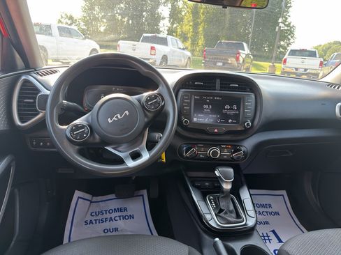 Used 2023 Kia Soul LX w/ LX Technology Package FWD image 9