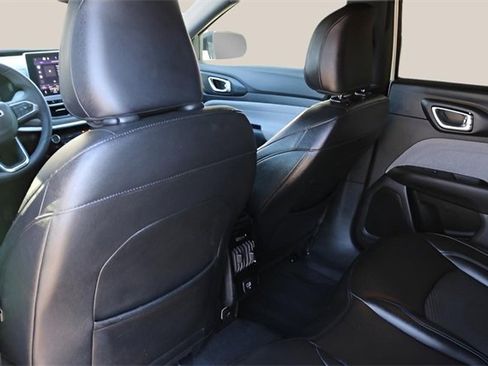 Used 2024 Jeep Compass Latitude image 15