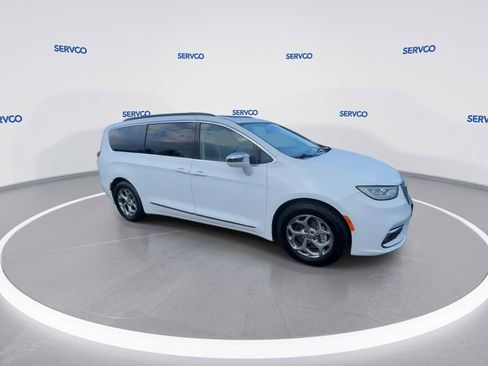 Used 2022 Chrysler Pacifica Limited image 2
