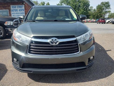 Used 2016 Toyota Highlander XLE w/ Four Season Floor Mat Package AWD/4WD image 2
