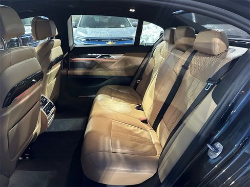 Used 2018 BMW 750i xDrive image 21