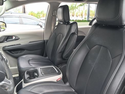 Used 2024 Chrysler Pacifica Touring-L FWD image 10
