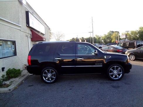 Used 2011 Cadillac Escalade Premium image 4