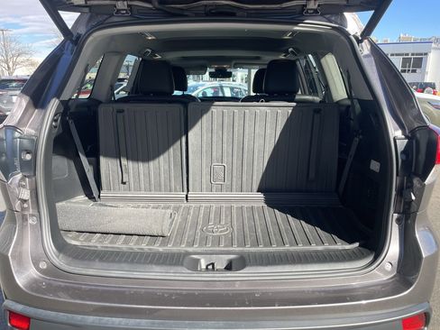 Used 2019 Toyota Highlander SE image 16