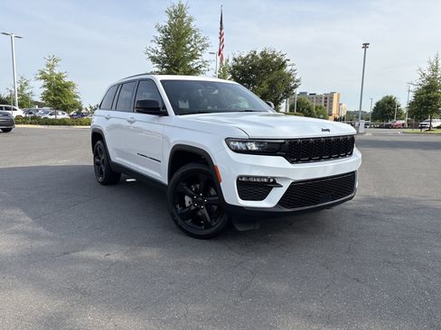 Certified 2024 Jeep Grand Cherokee Limited w/ Black Appearance Package AWD/4WD image 2