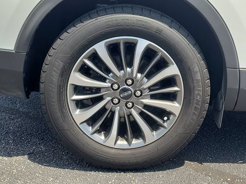 Used 2023 Lincoln Nautilus FWD w/ Premium Package image 5
