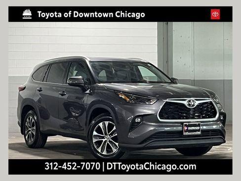 Used 2022 Toyota Highlander XLE AWD/4WD image 1