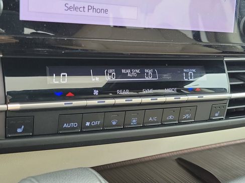 Used 2023 Toyota Sienna XLE AWD/4WD image 30