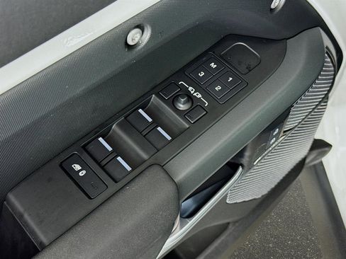 Used 2024 Land Rover Defender 110 X-Dynamic SE image 21