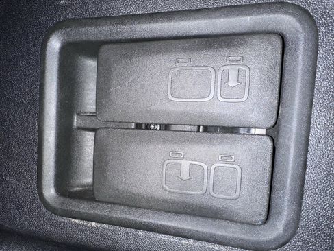 Used 2021 Chevrolet Equinox LT w/ Driver Convenience Package image 32