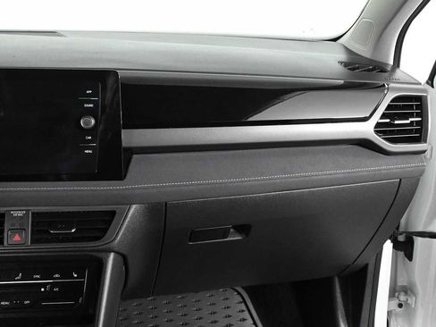 Certified 2025 Volkswagen Taos SE AWD/4WD image 14