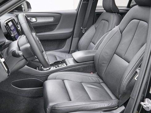 Certified 2024 Volvo XC40 B5 Plus w/ Protection Package Premier image 15