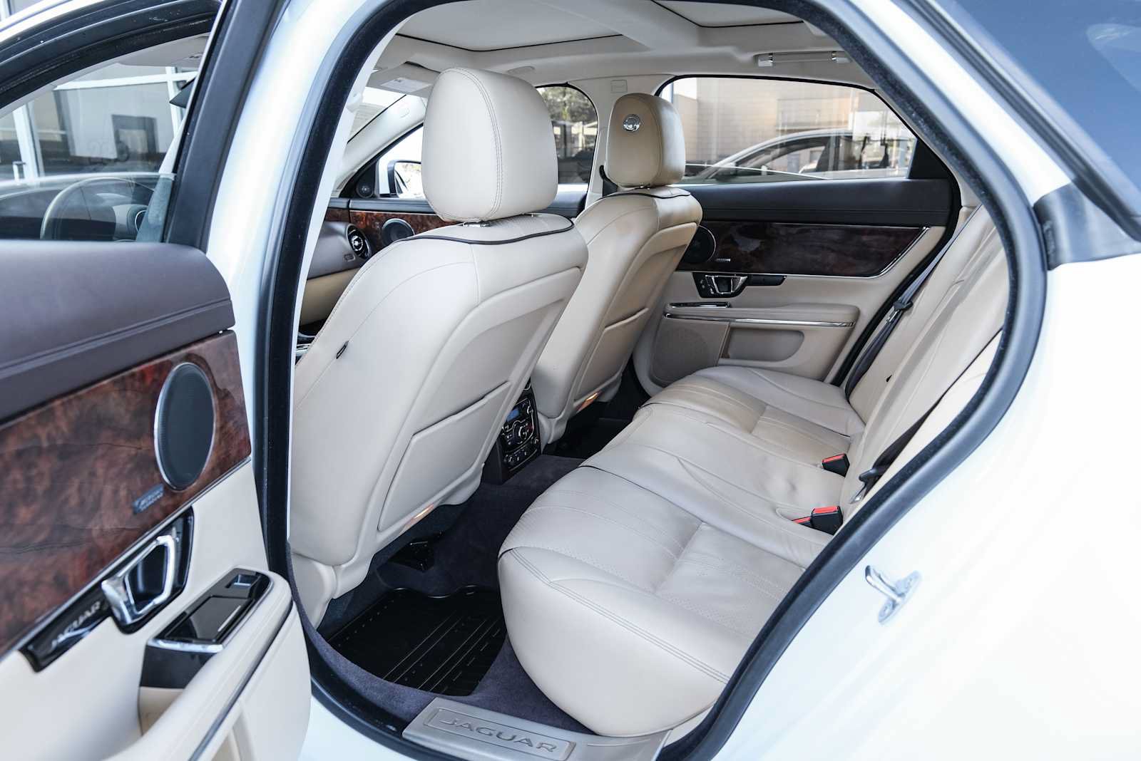 Used 2017 Jaguar XJ R-Sport RWD image 30