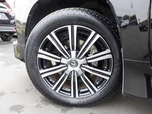 Used 2020 Lexus LX 570 4WD w/ 3rd Row & Luxury Pkg image 12