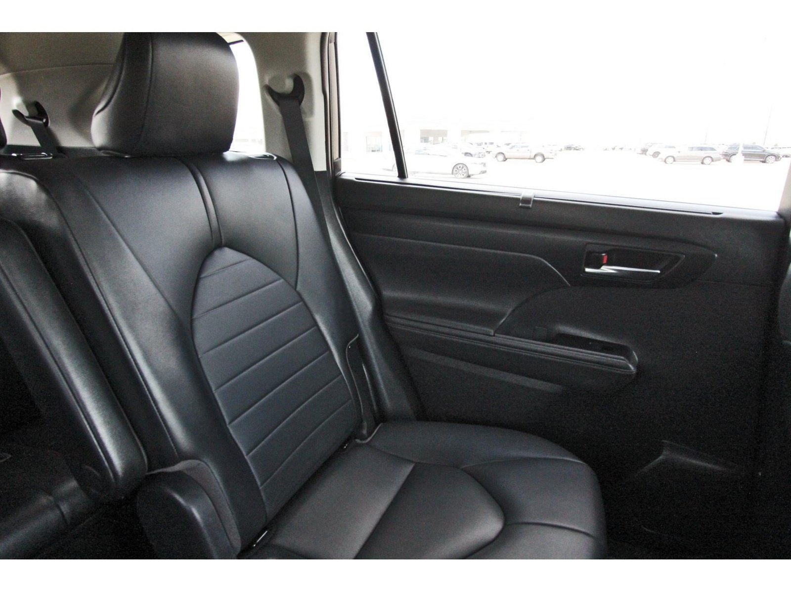 Used 2020 Toyota Highlander XLE AWD/4WD image 13