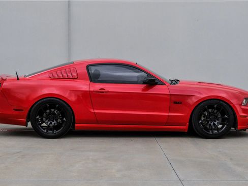 Used 2014 Ford Mustang GT image 3