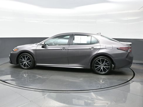 Used 2024 Toyota Camry SE image 3