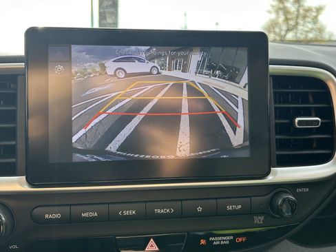 Used 2024 Hyundai Venue SEL FWD image 17