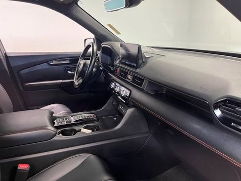 Used 2025 Honda Pilot TrailSport image 12