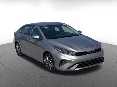 Used 2024 Kia Forte LXS image 3