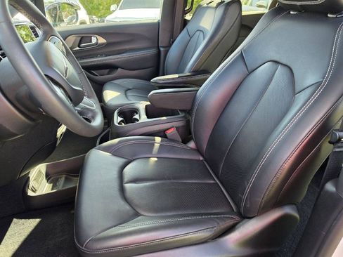Used 2025 Chrysler Pacifica Select FWD image 8