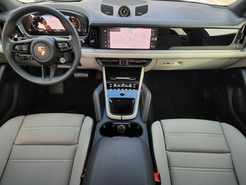 Used 2024 Porsche Cayenne image 32