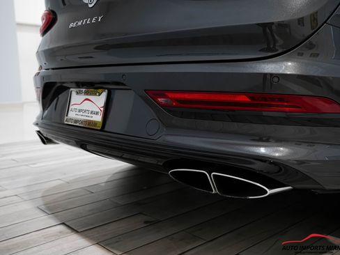 Used 2021 Bentley Bentayga image 21