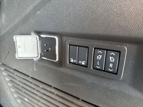 Used 2025 GMC Yukon Elevation w/ Elevation Premium Package AWD/4WD image 23