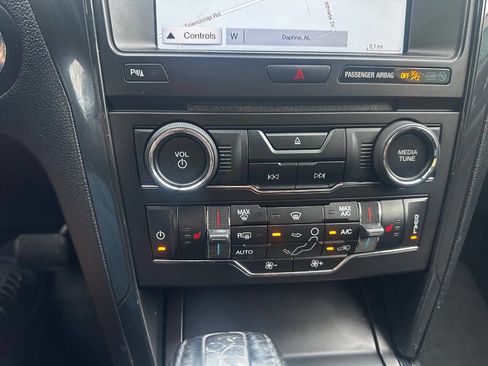 Used 2018 Ford Explorer XLT w/ Equipment Group 202A AWD/4WD image 12