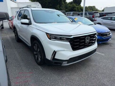 Used 2024 Honda Pilot Touring image 3