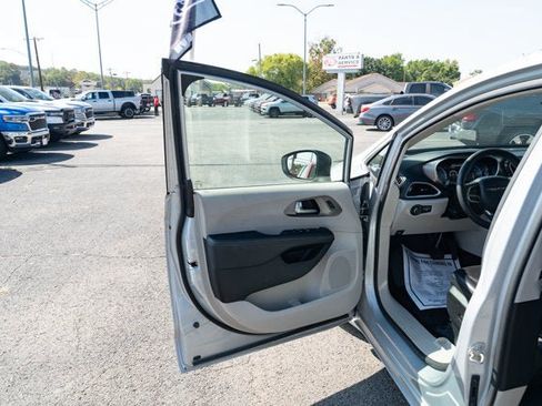 Used 2023 Chrysler Pacifica Touring-L FWD image 12