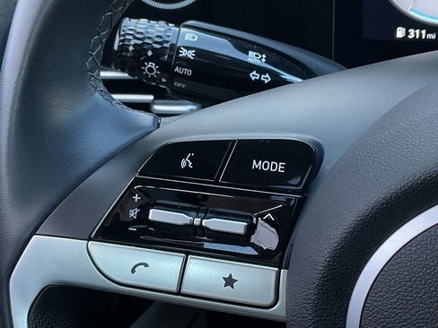 Used 2025 Hyundai Elantra Limited image 24