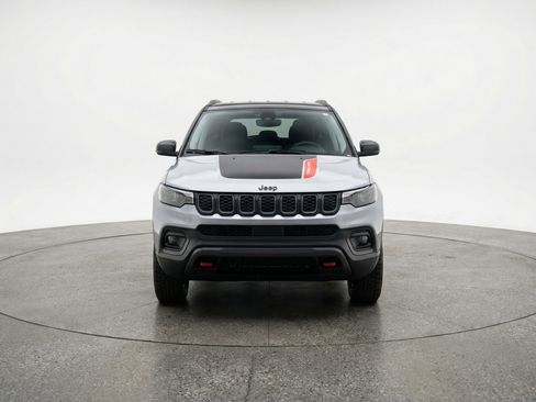 Used 2025 Jeep Compass Trailhawk AWD/4WD image 2