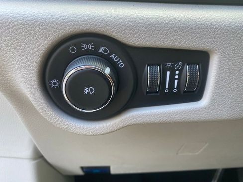 Used 2023 Chrysler Pacifica Touring-L FWD image 16