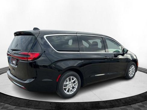 New 2026 Chrysler Pacifica Select image 5